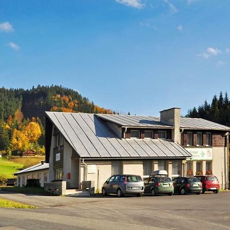Pod Javorem Hotel Velke Karlovice Bagian luar foto