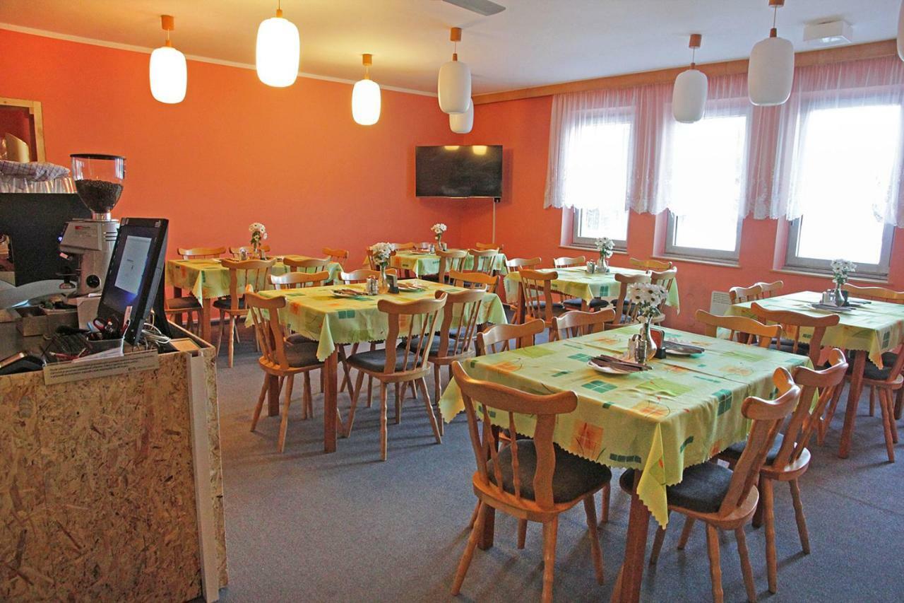 Pod Javorem Hotel Velke Karlovice Bagian luar foto