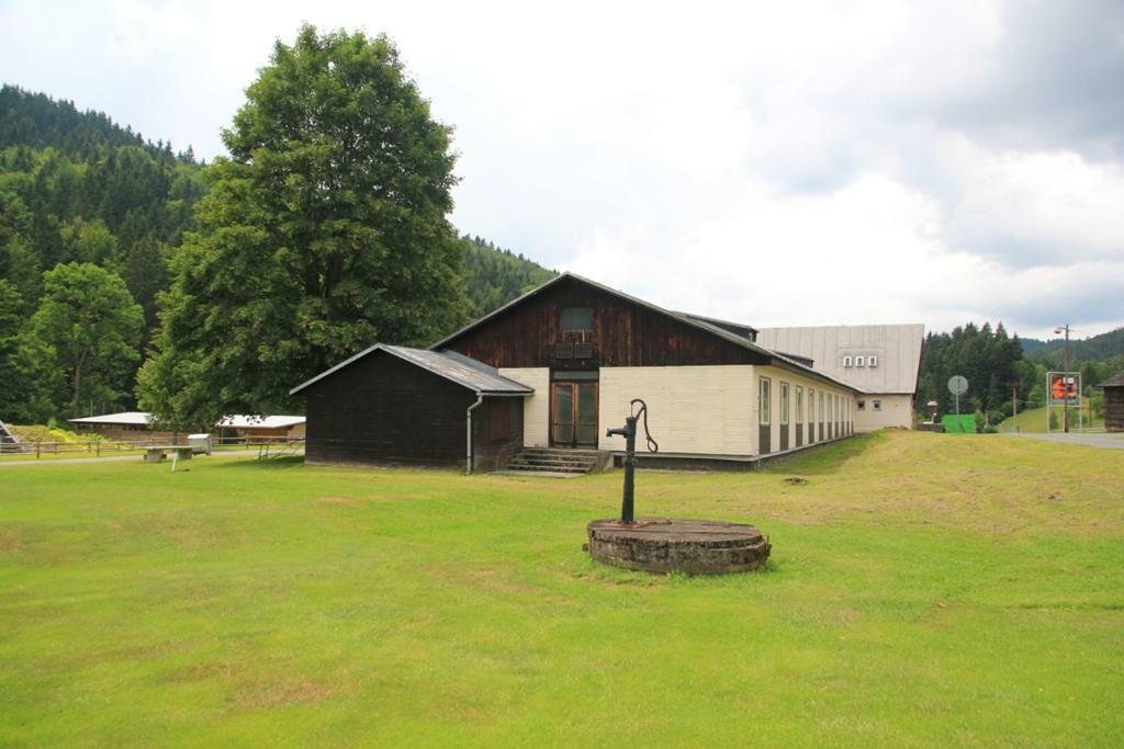 Pod Javorem Hotel Velke Karlovice Bagian luar foto