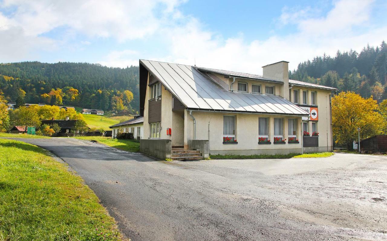 Pod Javorem Hotel Velke Karlovice Bagian luar foto