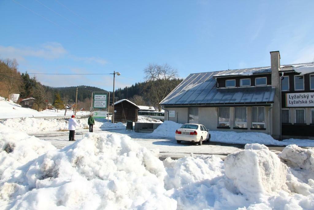 Pod Javorem Hotel Velke Karlovice Bagian luar foto