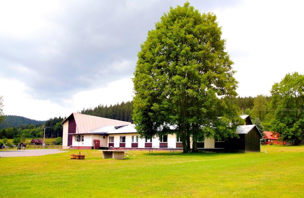 Pod Javorem Hotel Velke Karlovice Bagian luar foto