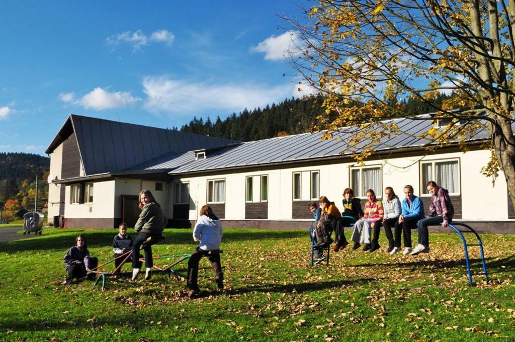 Pod Javorem Hotel Velke Karlovice Bagian luar foto