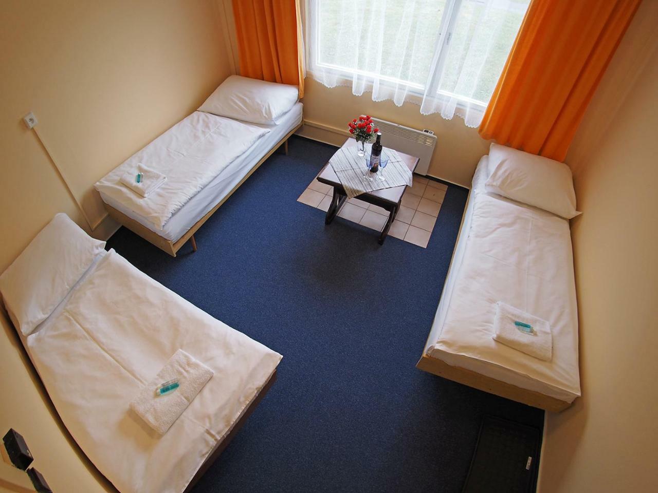 Pod Javorem Hotel Velke Karlovice Bagian luar foto